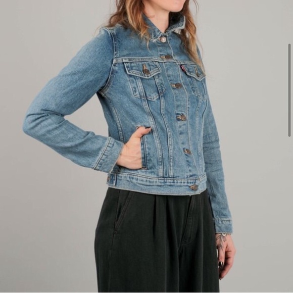 NWT Levi's Original Trucker Jacket in Medium Wash - Picture 3 of 13